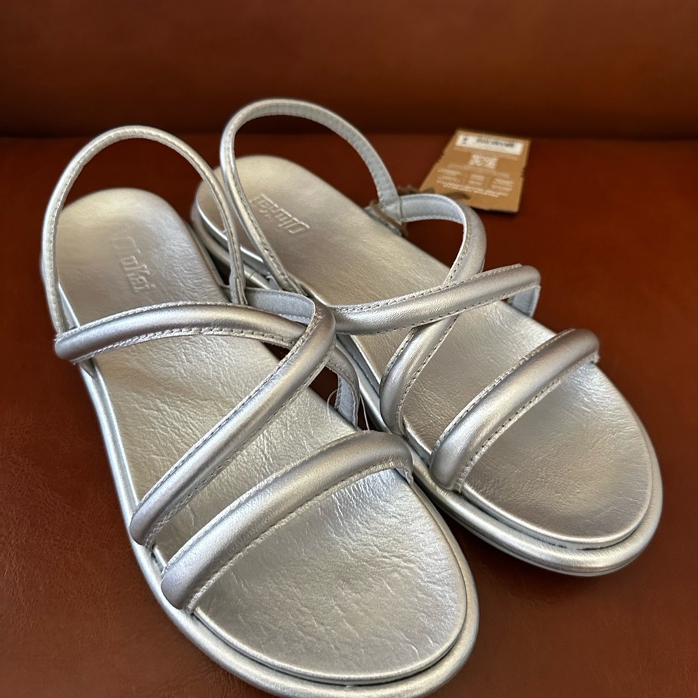 OluKai Leather Metallic Silver Women’s Tiare Slingback Strappy Sandals - Picture 7 of 8